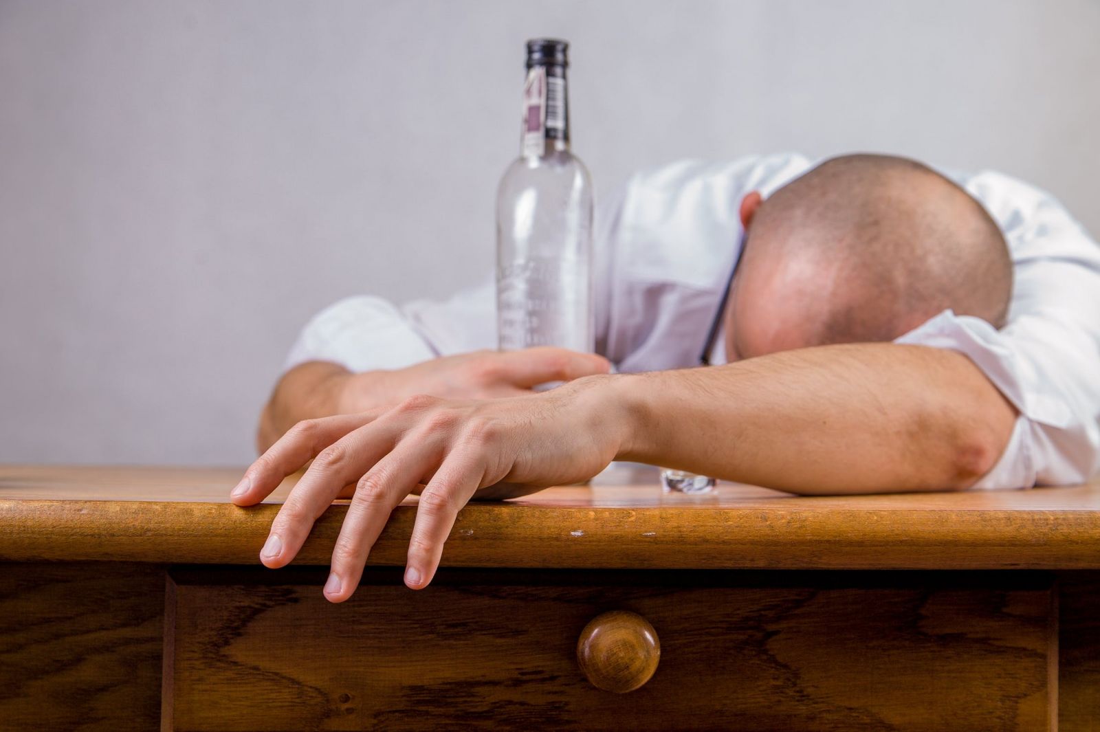 effects of alcohol on eye health 